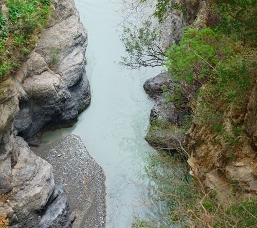 Calabria, fiume esonda e travolge escursionisti: 10 morti e cinque dispersi
