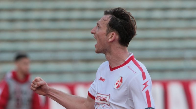 Calcio, Bari-Pro Vercelli 2-2: la magia di Brienza non basta, biancorossi beffati nel finale