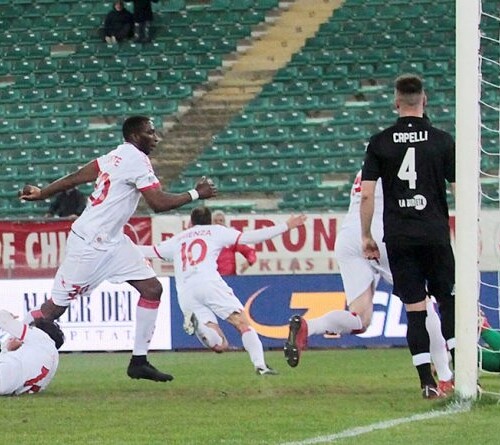 Calcio, Bari-Spezia 1-1: una magia di Brienza regala il pareggio ai biancorossi