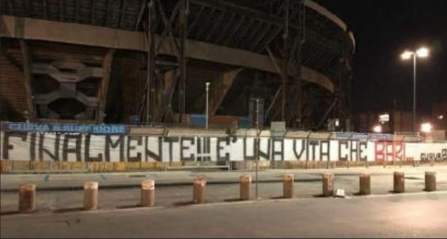 Calcio, gli ultras napoletani contestano De Laurentiis dopo l’acquisto del Bari: ‘Via dalla nostra città’