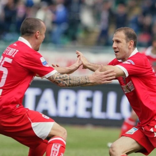 Calcio, il Bari cala il tris: 3-0 al Varese