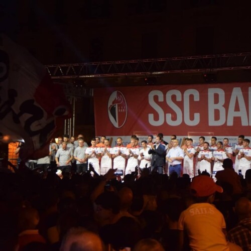 Calcio, il Bari si presenta: grande festa in piazza Ferrarese. Brienza sarà l’ambasciatore dei biancorossi