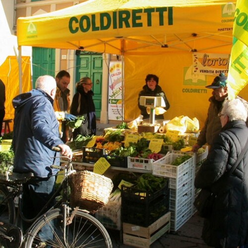 ‘Campagna amica’, a Bari torna il mercatino di prodotti tipici locali promosso dalla Coldiretti