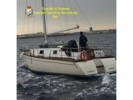 Capo di Leuca, due scafisti in manette: trasportavano 36 migranti a bordo di un veliero