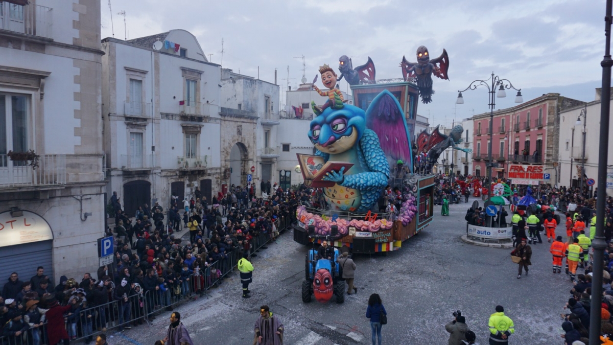 Carnevale di Putignano, boom di presenze: 18mila persone ammirano i giganti in cartapesta