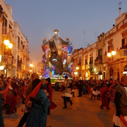 Carnevale di Putignano, la prima sfilata apre la 624esima edizione dedicata agli ‘eroi’