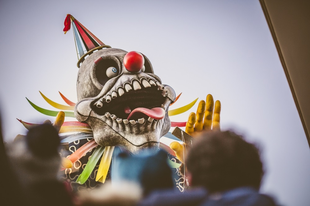 Carnevale di Putignano, si comincia: domenica il debutto dei sette giganti di cartapesta