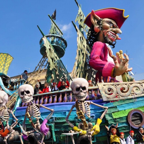 Carnevale di Putignano, si parte: spettacoli in piazza e cortei per celebrare la manifestazione più antica d’Italia