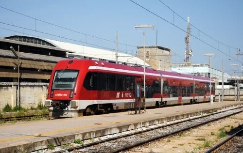 Castellana Grotte, treno Ferrovie del Sud Est esce dai binari: nessun ferito