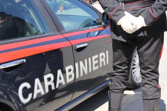 Castellaneta, famiglia sequestrata in casa: un rapinatore arrestato dopo una sparatoria, caccia ai complici