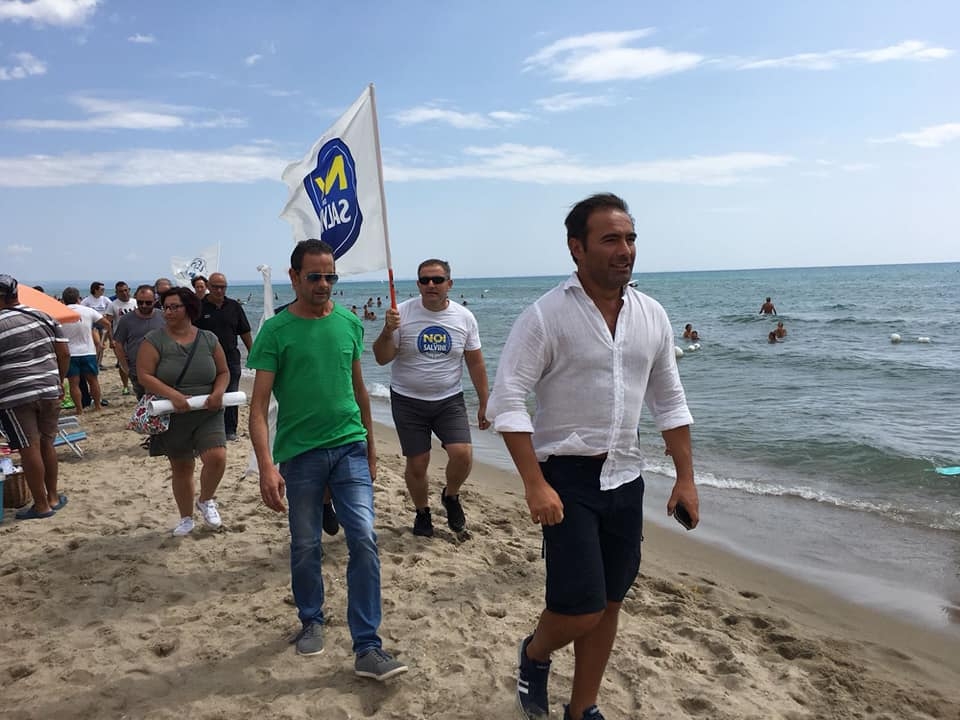 Castellaneta Marina, presidio della Lega in spiaggia. I bagnanti: ‘Andate via, fascisti’