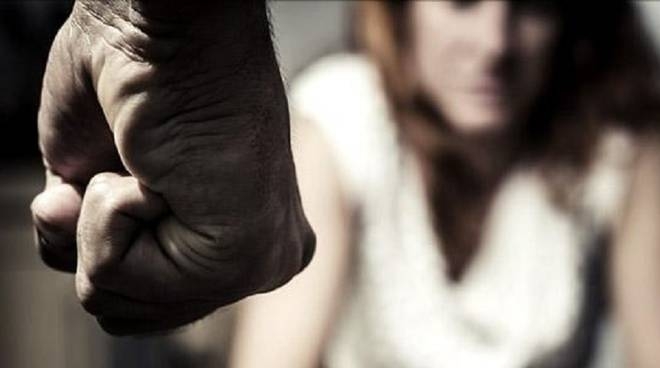 Ceglie Messapica, la denuncia di una donna: minacciata e costretta a mangiare gli avanzi del marito e della suocera