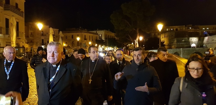 Cei, i vescovi visitano Bari vecchia: tour tra dolciumi e orecchiette