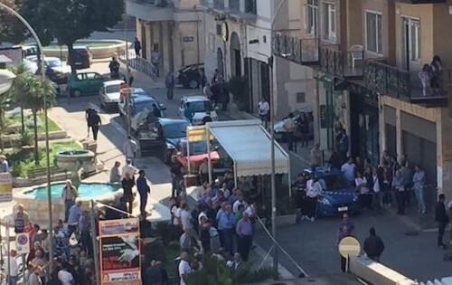 Cerignola, banditi rapinano un portavalori e sparano tra la folla