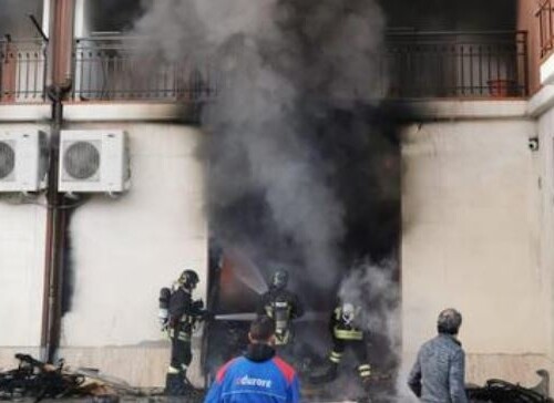 Cerignola, incendio in un negozio di bici: evacuato intero edificio