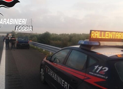 Cerignola, non si fermano all’alt dei carabinieri e sfondano la barra del casello autostradale: un arresto e una denuncia