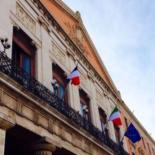 Comune di Bari: bandiera francese sulla facciata di Palazzo di Città