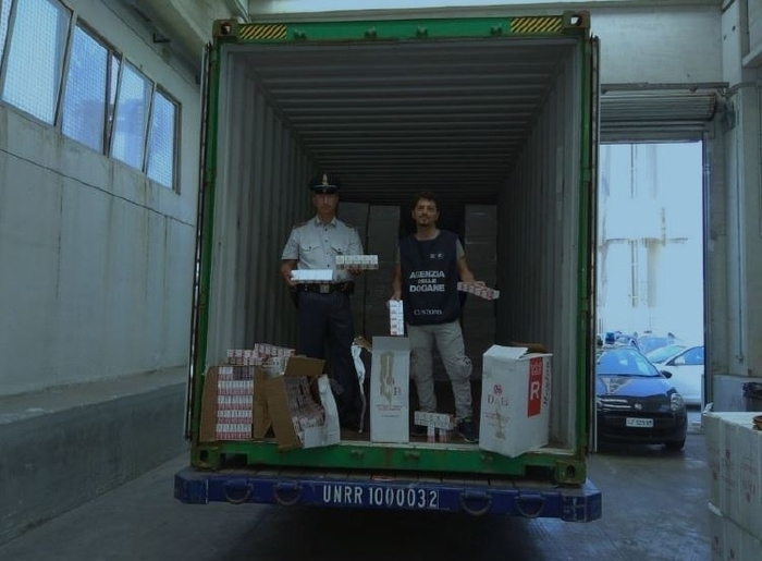 Contrabbando di sigarette, maxi carico da 11 tonnellate sequestrato al porto di Bari