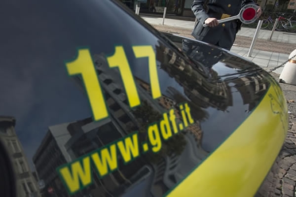 Contrabbando, due tonnellate di sigarette sequestrate nel barese: erano nascoste in un tir