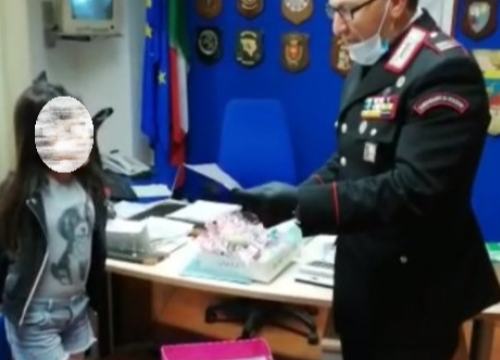 Corato, bimba di 8 anni dona cesto di dolci ai carabinieri: ‘Grazie per quello che fate’
