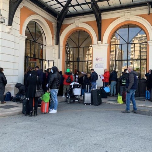 Coronavirus, controlli alla stazione di Bari: passeggeri devono esibire l’autocertificazione