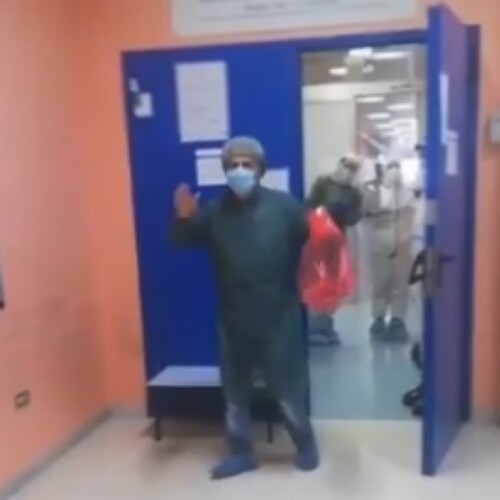 Coronavirus, dimesso paziente al Policlinico di Foggia: medici e infermieri in festa