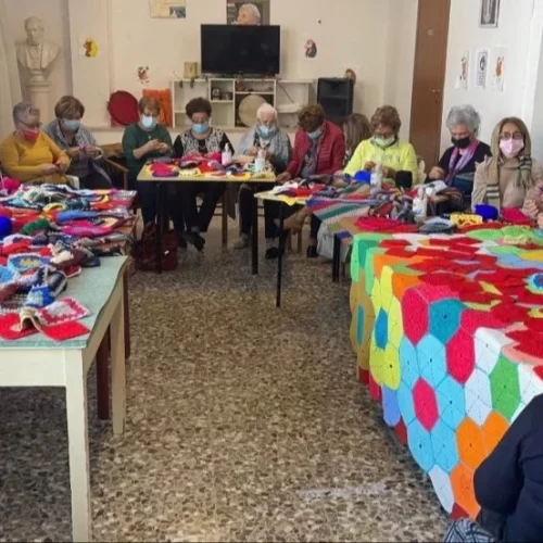 50 nonne che vogliono sfidare la loro passione: realizzare un villaggio all’uncinetto fatto a mano