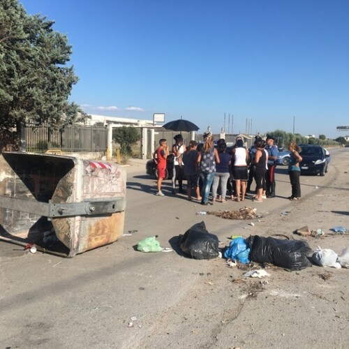 Da 14 anni vivono in container invasi dalle blatte: la protesta delle mamme a Foggia