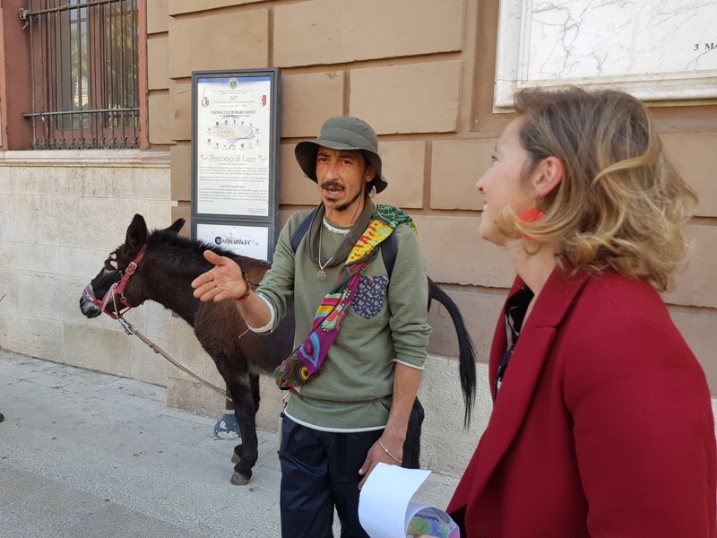 Da Lisbona a Gerusalemme per consegnare un messaggio di pace: Bruno Dias e il suo asino fanno tappa a Bari