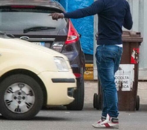 ‘Dammi i soldi o ti rigo la macchina’, arrestato parcheggiatore abusivo a Lecce