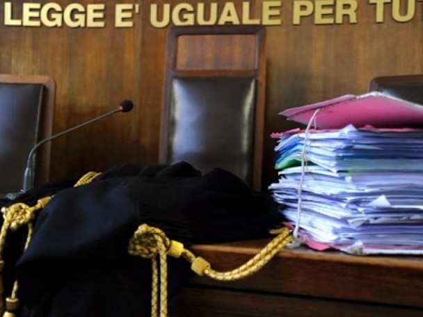 Denaro e gioielli per cambiare gli esiti delle sentenze: in manette due magistrati