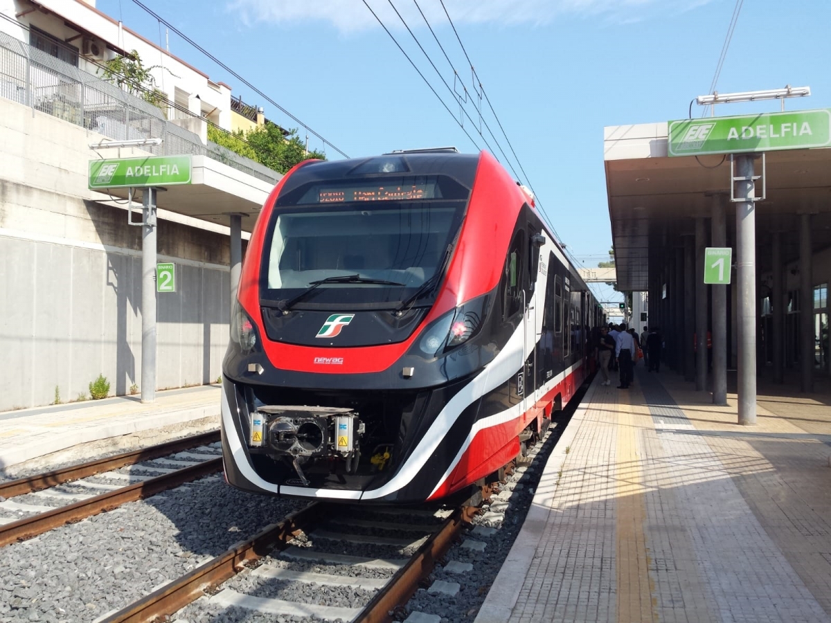 Ecco il primo treno elettrico firmato Ferrovie Sud Est: percorrerà la tratta Bari-Putignano