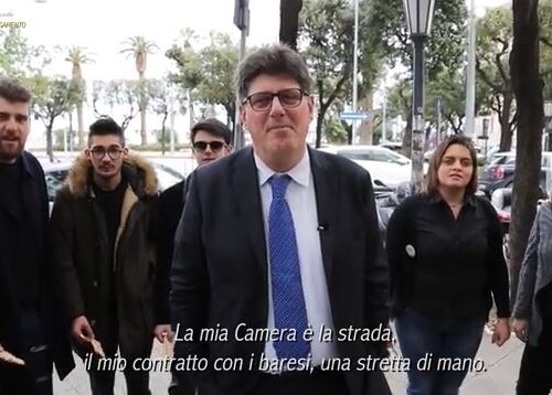 Elezioni, lo spot ironico del candidato Pd Lacarra: ‘Ma c’só  sti chiacchier, la mia Camera è la strada’