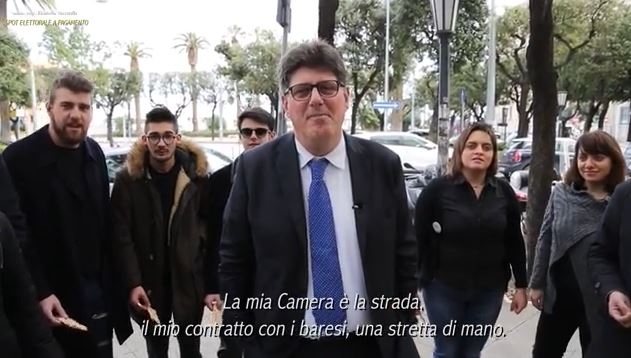 Elezioni, lo spot ironico del candidato Pd Lacarra: ‘Ma c’só  sti chiacchier, la mia Camera è la strada’