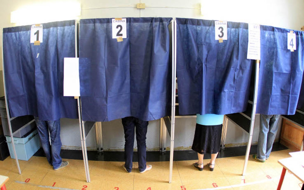 Elezioni, uomo telefona dalla cabina elettorale: ‘Mi dici chi votare?’: denunciato
