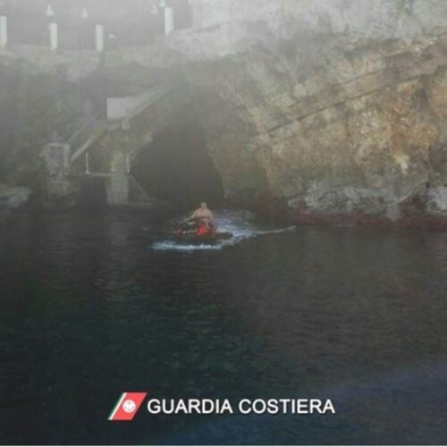 Entrano nelle grotte di Polignano con gli acquascooter: multati dalla Guardia Costiera