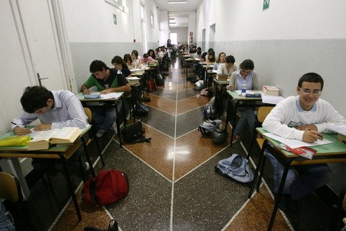 Esami di stato, scuola di Foggia sbaglia il codice e riceve il plico errato: esame inizia in ritardo