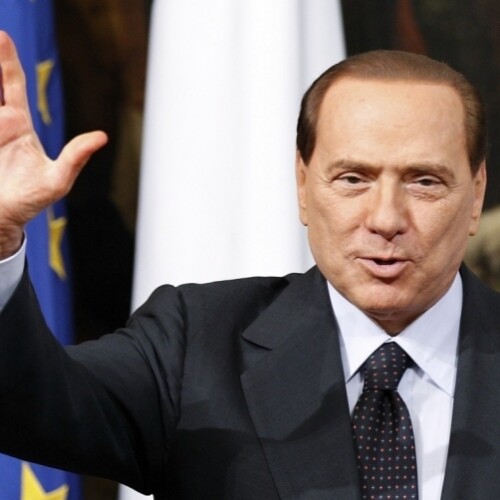 Escort, rinviato il processo a carico di Berlusconi: si torna in aula dopo le europee
