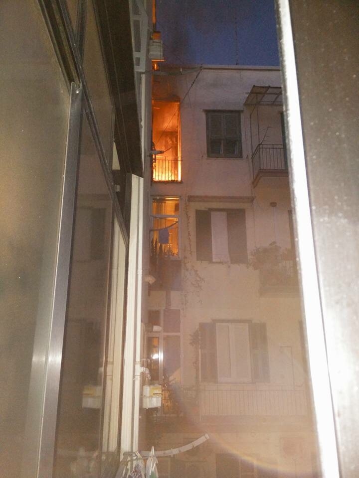 In fiamme un’agenzia di comunicazione in via Roberto da Bari: nessun ferito