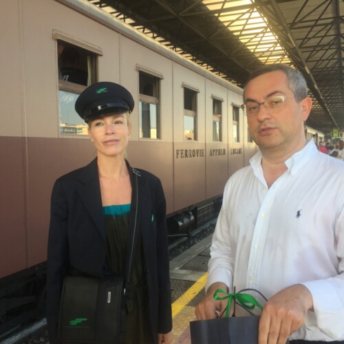 Fal, la locomotiva a vapore viaggia da Bari a Matera: Stefania Rocca capotreno d’eccezione