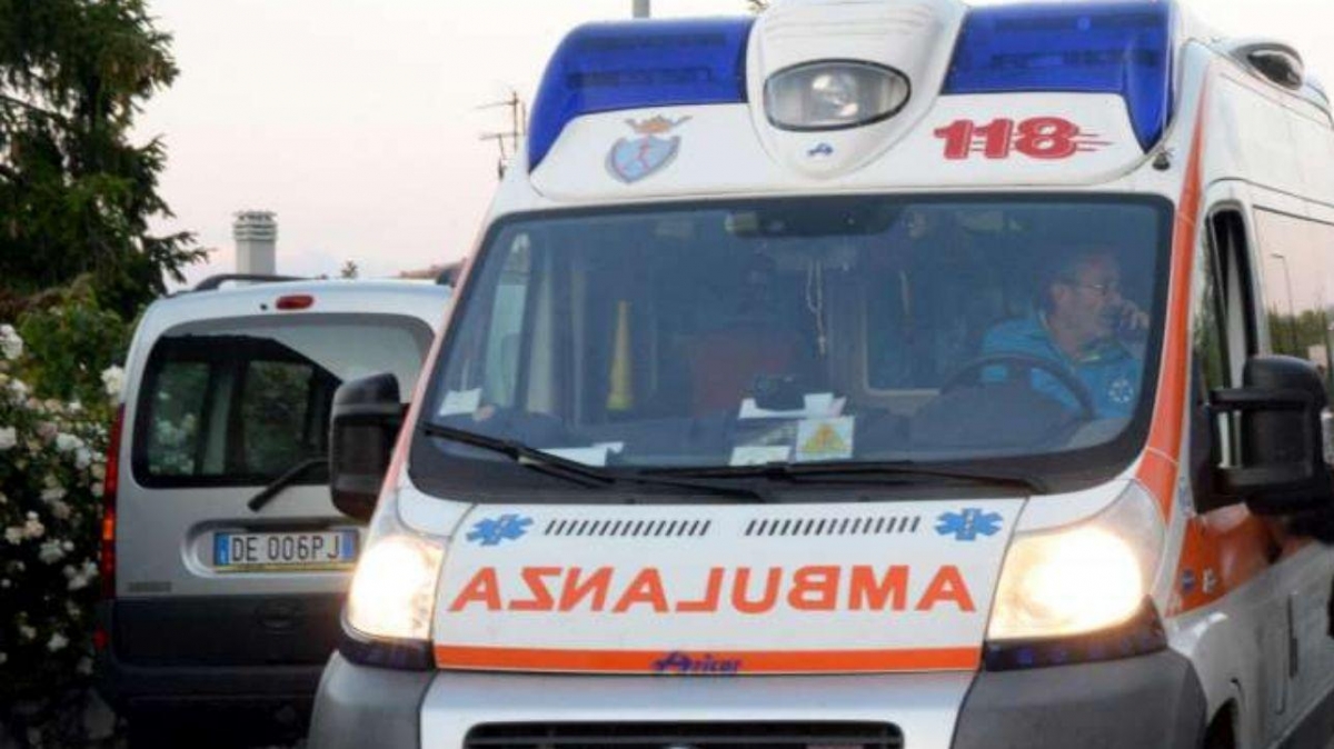 Fasano, colto da infarto mentre guida uno scuolabus: mette i bambini in salvo e muore durante la corsa in ospedale