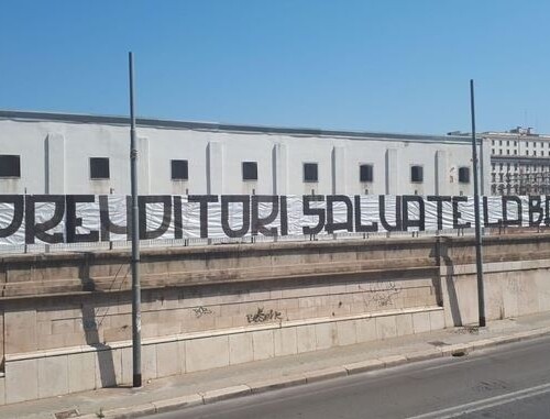 Fc Bari, gli striscioni degli ultras in città: ‘Imprenditori salvate la Bari’