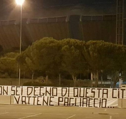 Fc Bari, la rabbia dei tifosi dopo la penalizzazione: striscioni contro il presidente Giancaspro