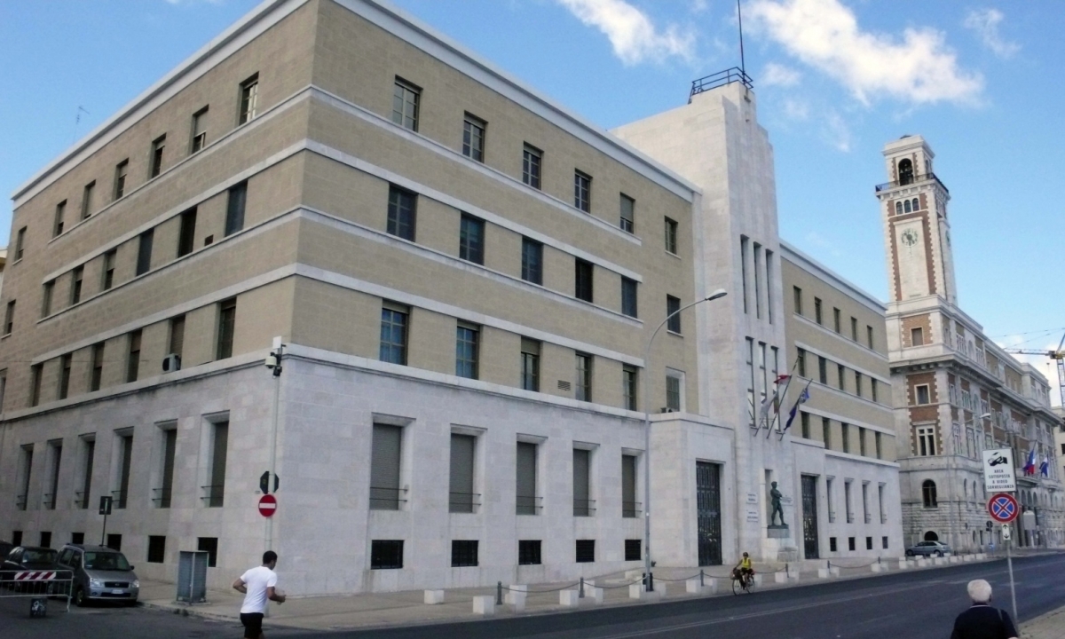 Fece timbrare i cartellini e truffò la Regione Puglia: licenziata guardia giurata