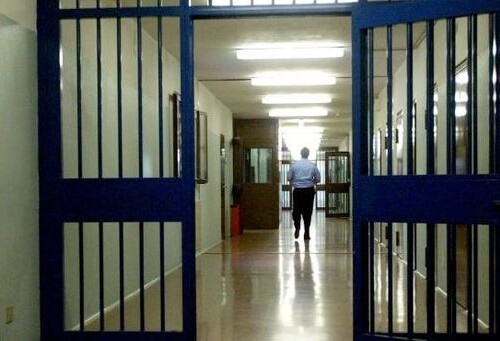 Foggia, aggressione in carcere: detenuto colpisce agente di polizia con uno sgabello