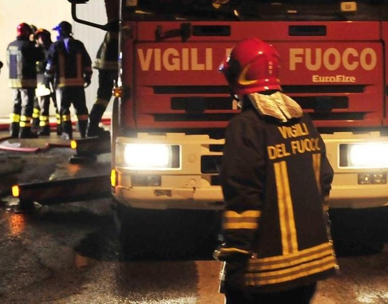 Foggia, bomba contro un negozio nella notte: danni agli appartamenti circostanti e alle auto in sosta