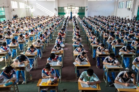 Foggia, esami dell’Università copiati tramite Whatsapp: quindici studenti indagati
