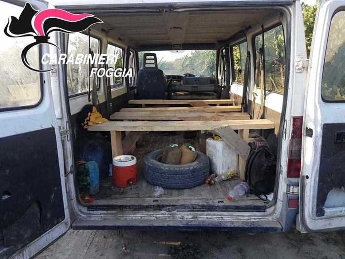 Foggia, fermato furgone carico di migranti: era senza assicurazione