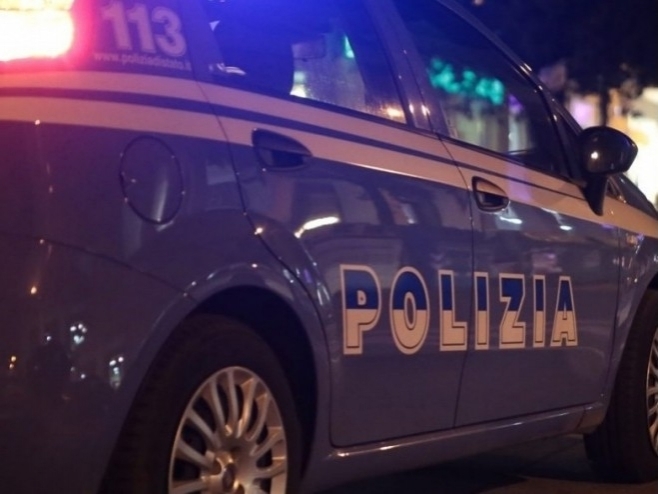 Foggia, giovanissimi prendono a sassate l’auto della polizia impegnata nei controlli anti-movida: ferito un agente