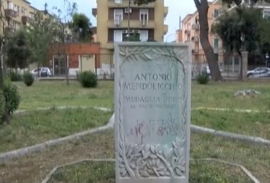 Foggia, ignoti rubano busti bronzei dalla villa comunale: indagini in corso